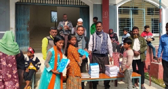 বাঘায় অল্প পরিসরে বই বিতরণ