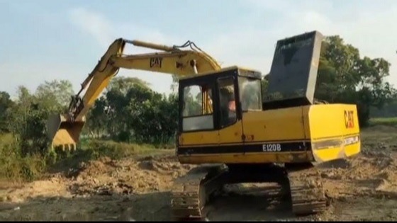 কপোতাক্ষ নদের পাড় কেটে মাটি বিক্রি হচ্ছে