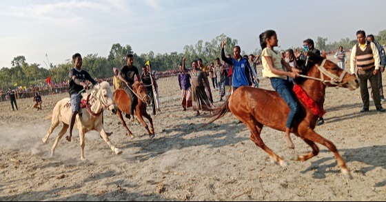 পীরগাছায় ঐতিহ্যবাহী ঘোড়া দৌড় অনুষ্ঠিত