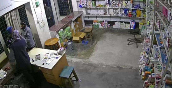 মোহনপুরে ঔষধ ব্যবসায়ীকে হুমকি, থানায় অভিযোগ