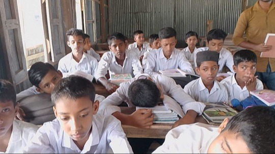 লেখাপড়া থেকে ছিটকে পড়ছে দেশের বিপুলসংখ্যক শিক্ষার্থী