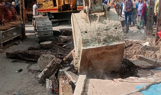 মালিবাগে রেলের অবৈধ দুই শতাধিক স্থাপনা গুড়িয়ে দিয়েছে