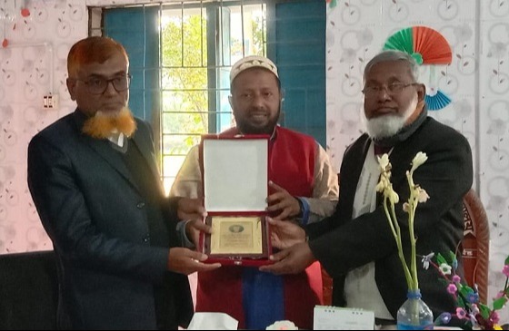 কয়রায় প্রধান শিক্ষক আমির আলীকে সংবর্ধনা