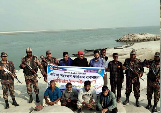 দৌলতপুরে ঝাটকা নিয়ন্ত্রণ আইনে ৪ জেলেকে জরিমানা