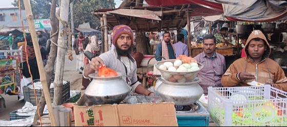 পোরশার শীতের পিঠার ব্যবসা জমে উঠেছে