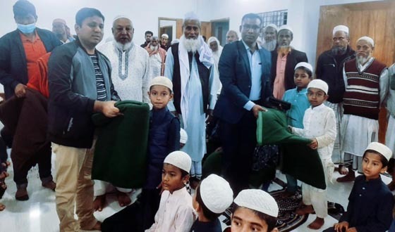 সরাইলে এতিম শিক্ষার্থীদের কম্বল দিলেন ইউএনও