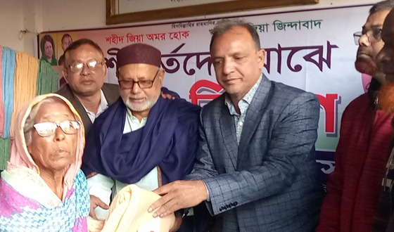 কাহারোল বিএনপি নেতা শীতবস্ত্র বিতরণ