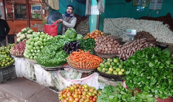 ফুলবাড়ীতে সরবরাহ বেড়েছে সবজির, কমেছে দাম