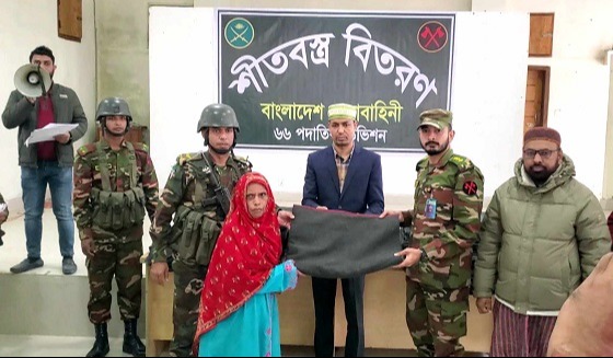 ঘোড়াঘাটে সেনাবাহিনীর শীতবস্ত্র বিতরণ