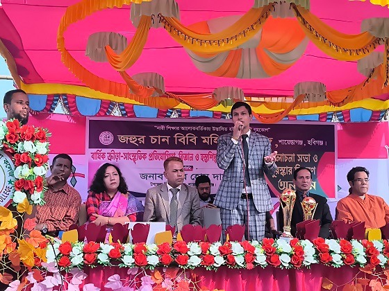 গানে গানে শিক্ষার্থীদের মাতালেন শায়েস্তাগঞ্জের ইউএনও