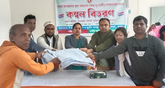 কয়রায় আদিবাসী সম্প্রদায়ের মাঝে শীত বস্ত্র বিতরন