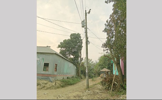 রাস্তার মাঝে বিদূতের খুটি, চলাচলে নানা দূর্ভোগ