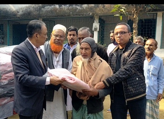 এনটিভির চেয়ারম্যান’র পক্ষ থেকে শীর্থাতদের কম্বল বিতরণ
