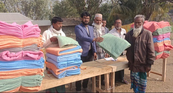 মান্দায় শীতার্ত মানুষের মাঝে কম্বল বিতরণ