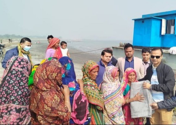 চাঁদপুরের চরাঞ্চল শীতার্তদের মাঝে শীতবস্ত্র বিতরণ