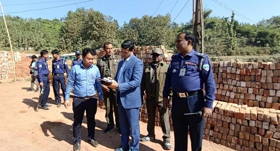কাউখালীতে ১১টি ইটভাটায় অভিযান, ইটভাটা বন্ধসহ জরিমানা