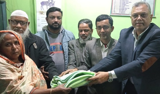পীরগাছায় ব্যবসায়ী সমিতির সভাপতি রাঙ্গা’র কম্বল বিতরণ