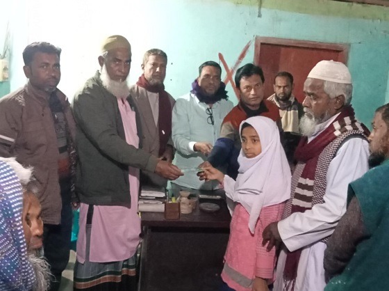 দেবহাটায় বিএনপি নেতার অসহায়দেরকে নগদ অর্থ প্রদান