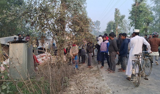 নিয়ন্ত্রণ হারিয়ে ঘরের ভিতরে ট্রাক, প্রাণ গেল নারীর