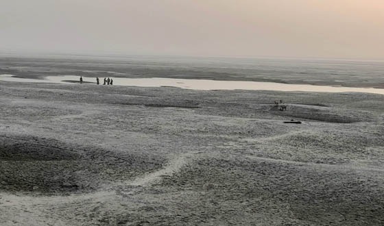 সুজানগরে প্রমত্ত পদ্মা নদী এখন ধুধুবালু চর