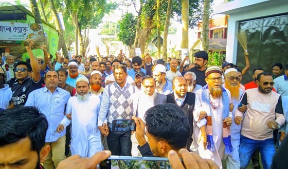 সরাইল বিএনপি’র একাংশের ঝাঁড়ু মিছিল