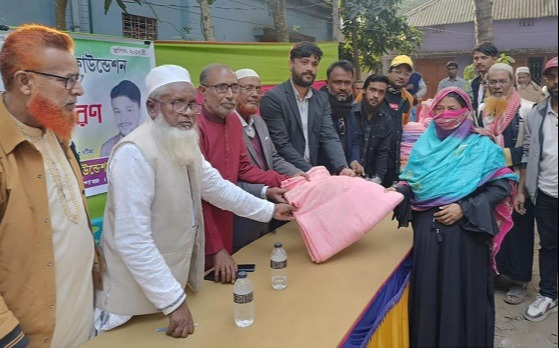 রায়গঞ্জে শীতবস্ত্র বিতরণ
