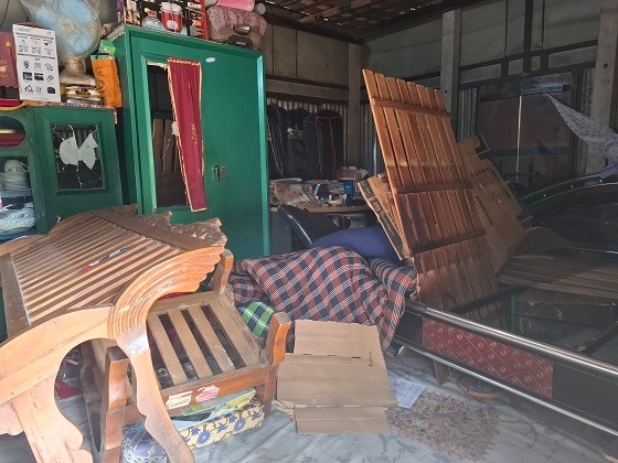 গৃহবধূর আত্নহত্যাকে হত্যাকাণ্ড দাবি করে প্রতিপক্ষের বাড়িতে হামলা