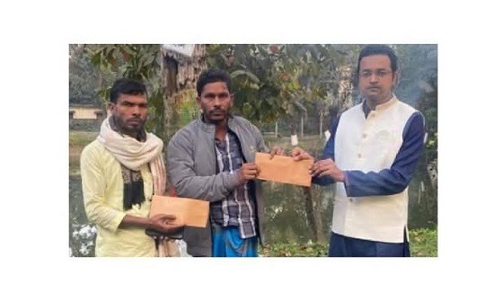 আগুনে ক্ষতিগ্রস্থদের সহায়তা চাঁদপুর সদর ইউএনও'র