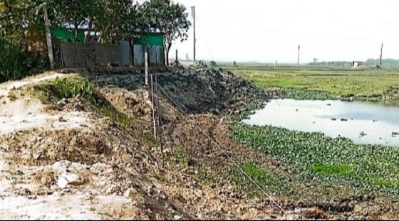বসতবাড়ির জায়গায় জোরপূর্বক রাস্তা নির্মাণের অভিযোগ
