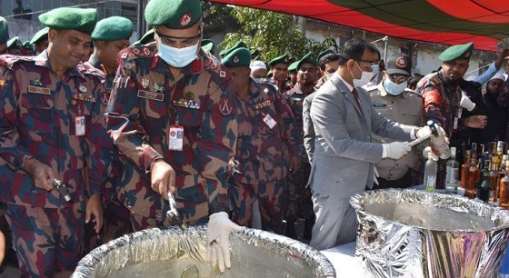 সাতক্ষীরায় আটককৃত বিপুল পরিমাণ মাদকদ্রব্য ধ্বংস করেছে বিজিবি