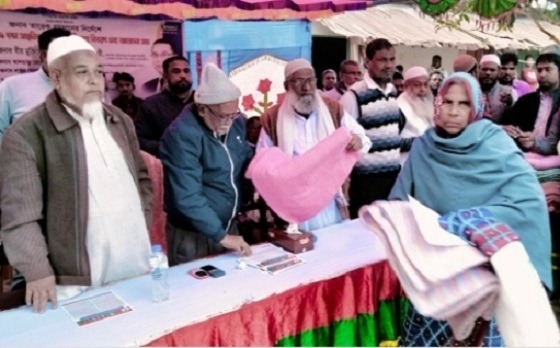 পোরশায় শীতার্তদের মাঝে কম্বল বিতরণ