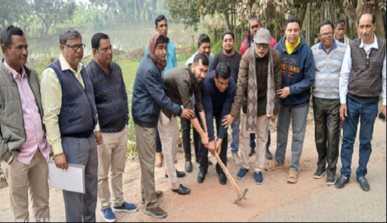 চাটমোহর পৌরসভায় সড়ক নির্মাণ কাজের উদ্বোধন