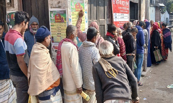 চাটমোহরে ওএমএস চাউল কিনতে ব্যাপক ভিড়