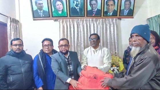 ভেড়ামারায় দুস্থদের মাঝে কম্বল বিতরন