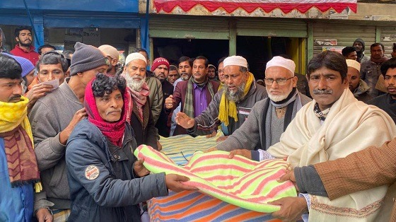 টাঙ্গাইলে দরিদ্র শ্রমিকদের মাঝে শীতবস্ত্র বিতরণ