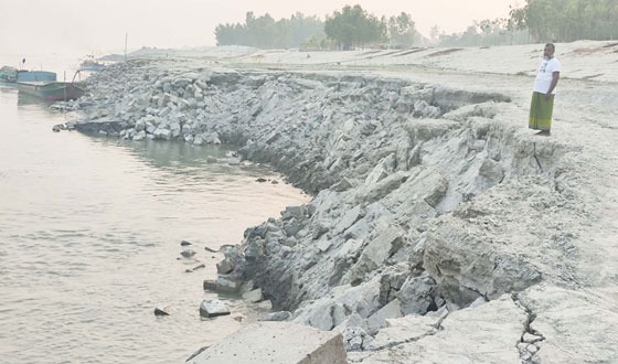 অসময় ব্রহ্মপুত্র নদের ডানতীর রক্ষা প্রকল্পে ভাঙন