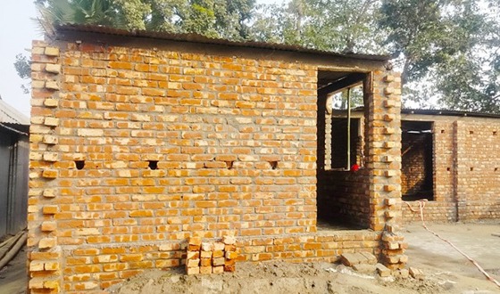 ফুলবাড়ী সীমান্তে বাংলাদেশীর ঘরের কাজ বন্ধ করলো বিএসএফ