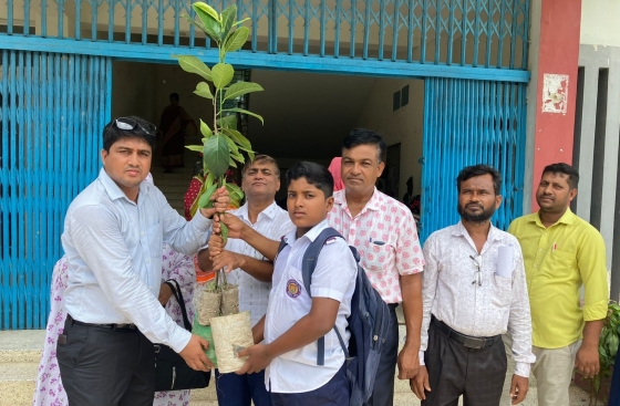 কালিয়াকৈরে মেধাবী শিক্ষার্থীদের মাঝে ১০হাজার চারা বিতরণ