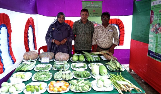 বিরলে কৃষি প্রযুক্তি প্রদর্শনী মেলায় দর্শনার্থীদের ভীঢ়