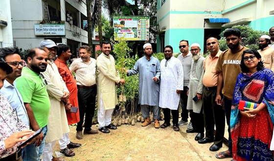 হাটহাজারীতে প্রান্তিক কৃষকদের মধ্যে গাছের চারা বিতরণ