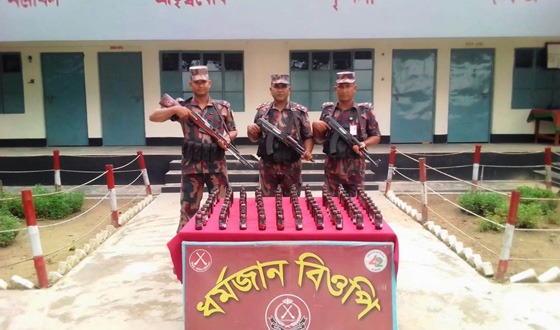 বিরলে বিজিবি কর্তৃক ৯৮ বোতল ফেন্সিডিল উদ্ধার