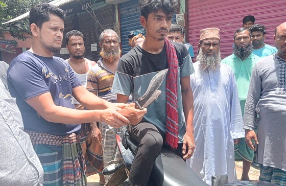 মুলাদীতে দিন-দুপরে ছিনতাইকালে দেশিয় অস্ত্রসহ যুবলীগ কর্মী আটক