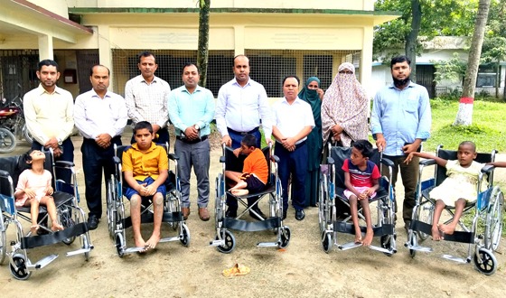 পাকুন্দিয়ায় বিশেষ চাহিদা সম্পন্ন শিশুদের মাঝে এ্যাসিসটিভ ডিভাইস বিতরণ