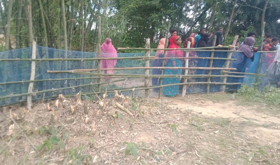 চিরিরবন্দরে জমি সংক্রান্ত বিরোধের জেরে রক্তক্ষয়ী সংঘর্ষের আশংকা