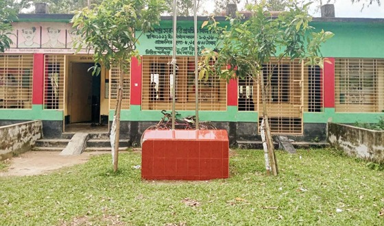 চিরিরবন্দরে বিদ্যালয়ের জানালা ভেঙ্গে চুরি