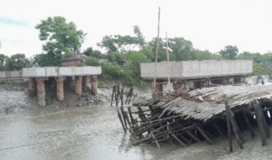 কপোতাক্ষে সেতুর কাজ ৫ বছরেও শেষ হয়নি, পালিয়েছে ঠিকাদার