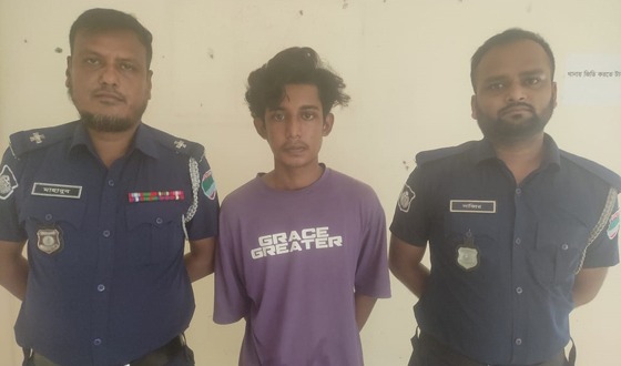 দেবহাটায় কলেজ শিক্ষার্থীর সাথে অবৈধ সম্পর্কের অভিযোগে যুবক আটক