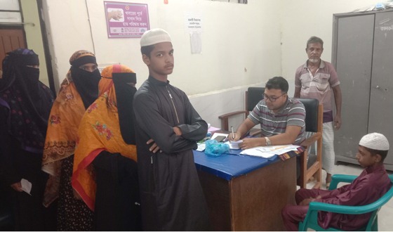তালতলী ৫০শয্যা বিশিষ্ট হাসপাতালে চিকিৎসা দিচ্ছেন ফার্মাসিষ্ট