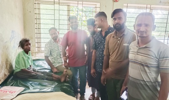 বৃদ্ধ অজ্ঞাত নারীকে উদ্ধার করে ২৪ দিন পর হাসপাতালে ভর্তি