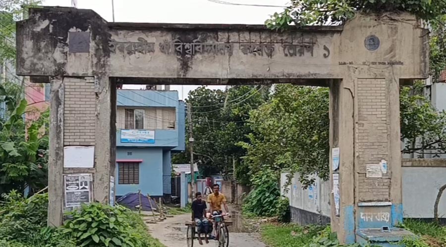 ভূঞাপুরে ৩২ বছর আগের তোরণ এখন মরণ ফাঁদ!
